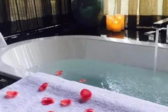 北京西城区水疗池中的失重冥想：当身体学会漂浮